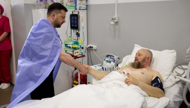 Zelensky visits wounded soldiers at hospital in Dnipro