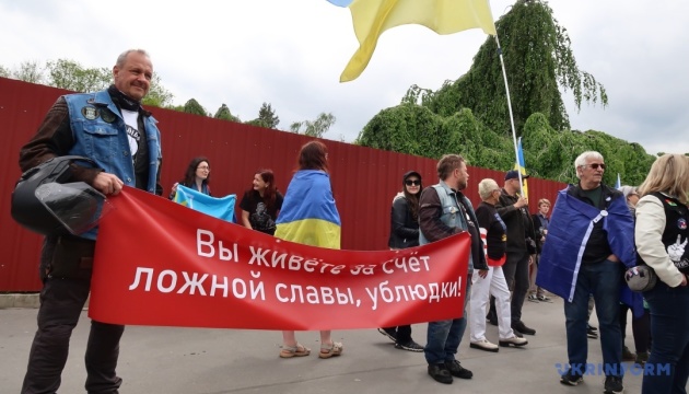 У Празі перед кладовищем активісти зустрічали «Нічних вовків»
