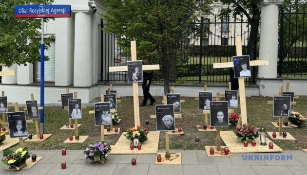 Біля посольства РФ у Варшаві провели акцію, на якій показали фото вбитих українських дітей