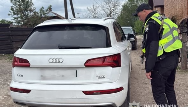 На Львівщині конфлікт між чоловіками завершився стріляниною по авто, підозрюваного затримали