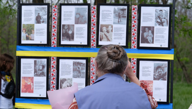 У Запоріжжі відкрили фотовиставку «Серце, що виховало Героя»
