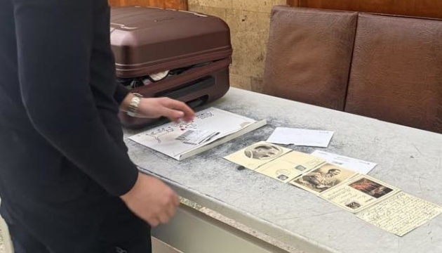 Митники на Закарпатті вилучили в киянки антикварні листівки з портретами Гітлера