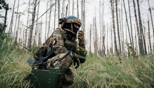 Kämpfer der Brigade „Ljut“ zerschmettern russische Trikolore, die Russen mit Drohne in Kostjantyniwka anbrachten