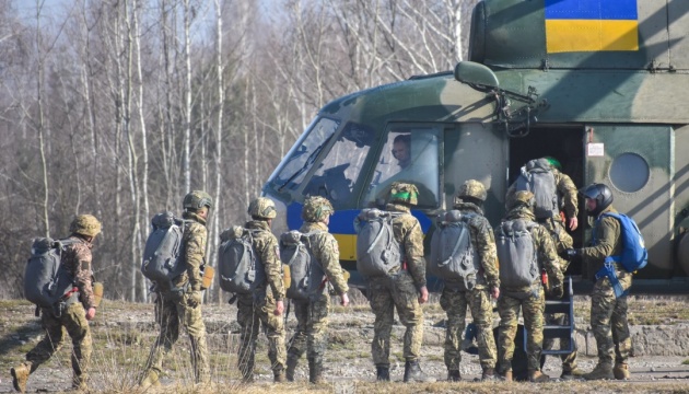 У навчальному центрі ДШВ пояснили, чому проводять десантування з вертольотів