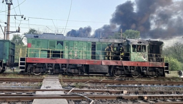 Війська РФ ударили по залізниці на Дніпропетровщині: поранений машиніст, пошкоджені локомотиви