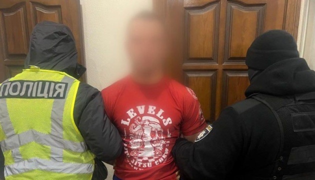Перед судом постав тренер з джиу-джитсу, який вчиняв сексуальні злочини щодо дівчаток у Києві та Запоріжжі