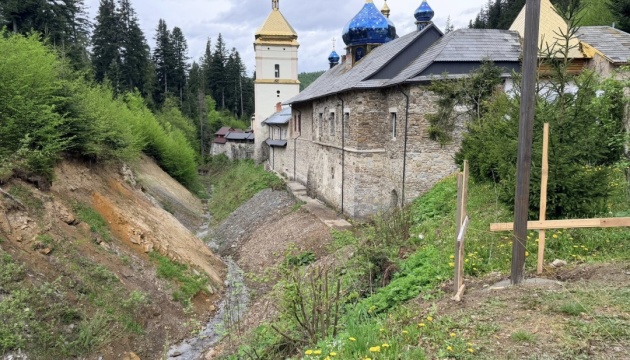 Манявський скит на Прикарпатті - під загрозою через підмивання ґрунту під стінами
