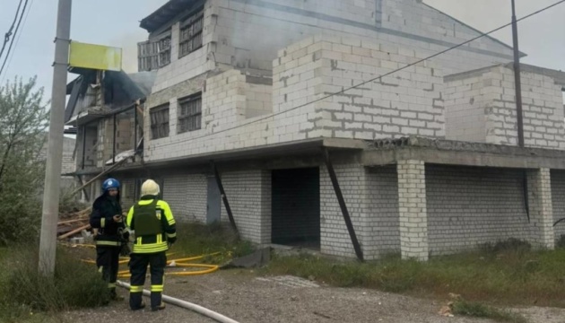 На Одещині уламки БПЛА пошкодили триповерховий будинок