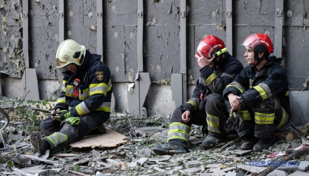У Києві завершили пошуково-рятувальну операцію після удару РФ - загинули 24 людини, 48 травмованих