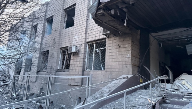 У Києві через атаку РФ пошкоджена адмінбудівля Державної міграційної служби