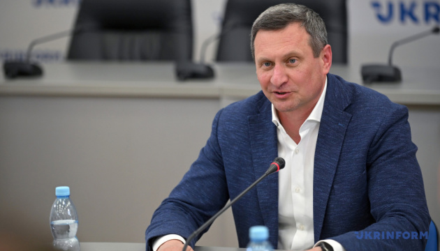 Великі супермаркети зобов’яжуть передавати нерозпродані харчі банкам продовольства