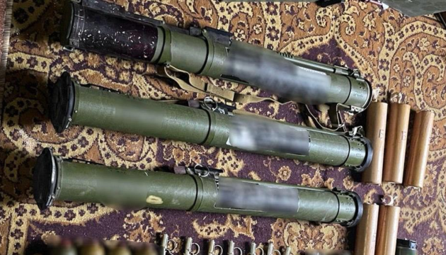 У Миколаєві поліцейські затримали підозрюваного у зберіганні арсеналу зброї та боєприпасів