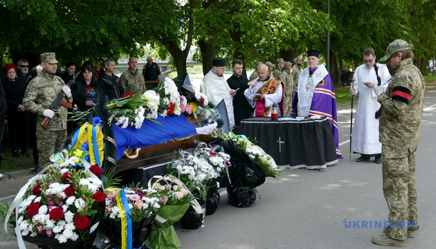 В Ужгороді попрощалися з захисником Денисом Дзюіним / Фото: Юлій Зозуля. Укрінформ 