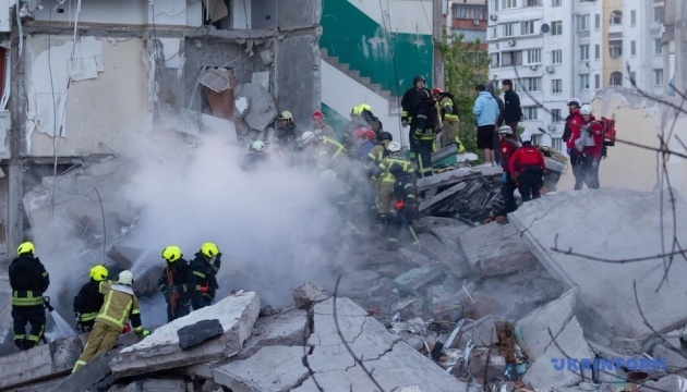 Guerre en Ukraine : trois morts et une quarantaine de blessés dans une attaque aérienne russe massive sur Kyiv