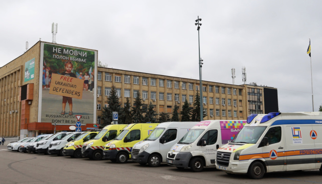 Французькі партнери привезли у Миколаїв 12 автівок
