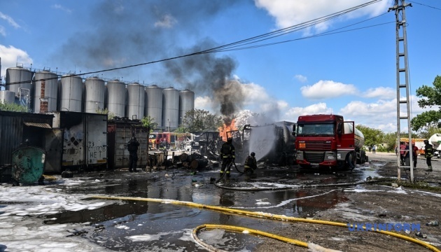 Russia launches new strike on Zaporizhzhia industrial facility, casualties reported