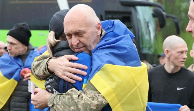 З полону повернувся чоловік поетеси Оксани Стоминої, який захищав Маріуполь
