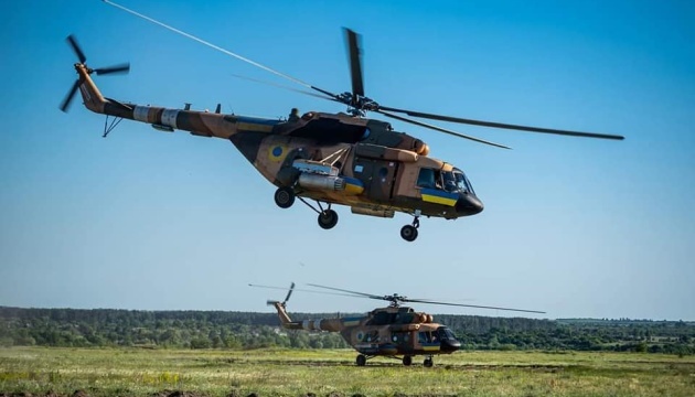 El Estado Mayor General muestra cómo los pilotos de helicópteros ucranianos se entrenan en el Reino Unido