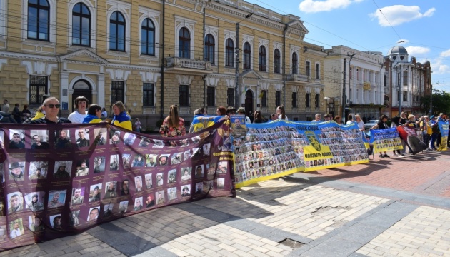 У Кропивницькому розгорнули стяг з портретами тисяч полонених і зниклих безвісти воїнів