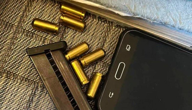 У Києві жінка влаштувала стрілянину у дворі будинку, є поранений