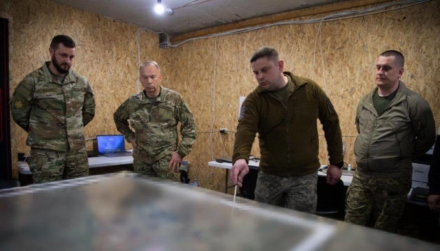 Syrsky visita la unidad de Khartiia en la región de Slobozhánshchyna del Sur