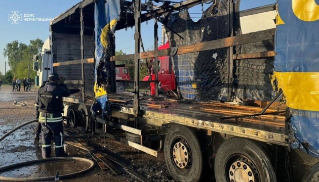 На Чернігівщині від удару росіян виникли пожежі, пошкоджена вантажівка