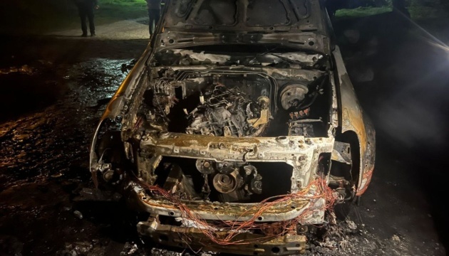 У Києві іноземець підпалював цивільні автівки, маскуючи їх під військові - прокуратура