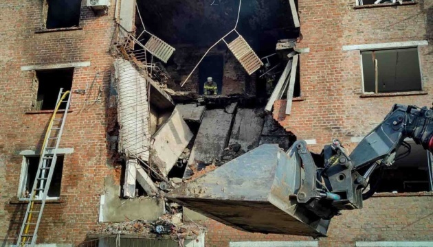 Ataque ruso a Konotop: Hay impactos contra un edificio residencial y un museo, ocho personas resultan heridas 