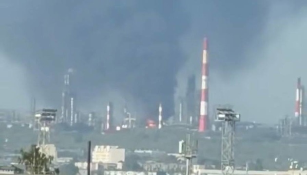 У Росії після атаки безпілотників - пожежа на Сизранському НПЗ