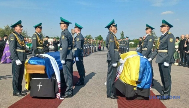 В Україну повернули останки лідера ОУН Андрія Мельника та його дружини