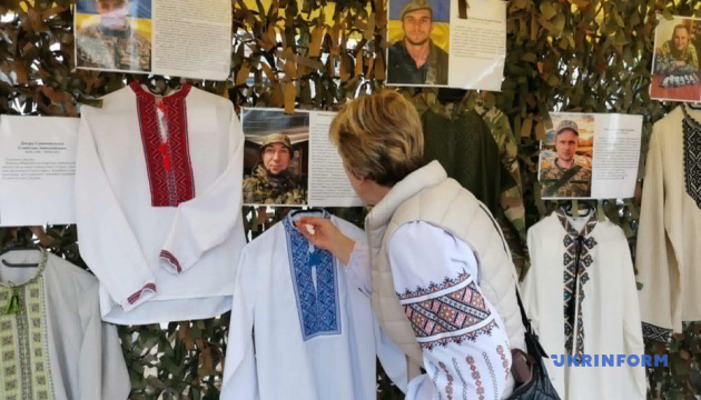 У Вінниці відкрилась виставка вишиванок полеглих захисників «Їх вдягали герої»