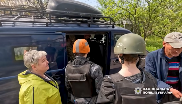 Police show evacuation of Druzhkivka residents under FPV drone attack