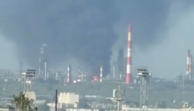 L'Ukraine frappe la raffinerie de Syzran en Russie : un incendie majeur déclaré sur le site