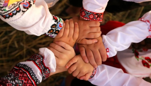 Українці з усього світу долучилися до глобальної кампанії Мінсоцполітики та СКУ «Вишиванка єднає»