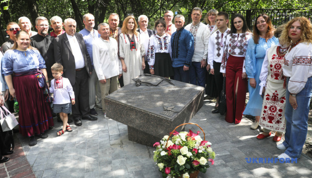 У Києві відкрили пам’ятний знак дипломатам і журналістам, які повідомили світу про Голодомор в Україні