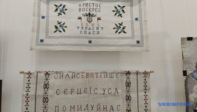 У тернопільському музеї відкрили виставку вишитих виробів, створених політв'язнями та захисниками України