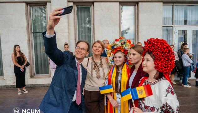 У Кишиневі до Всесвітнього дня вишиванки влаштували спільне українсько-молдовське свято