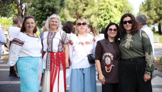 Співи, кролевецький рушник і збір на турнікети: українці в Ніцці відзначили День вишиванки
