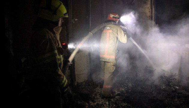 У Полтаві вночі після ворожого удару горіла адмінбудівля