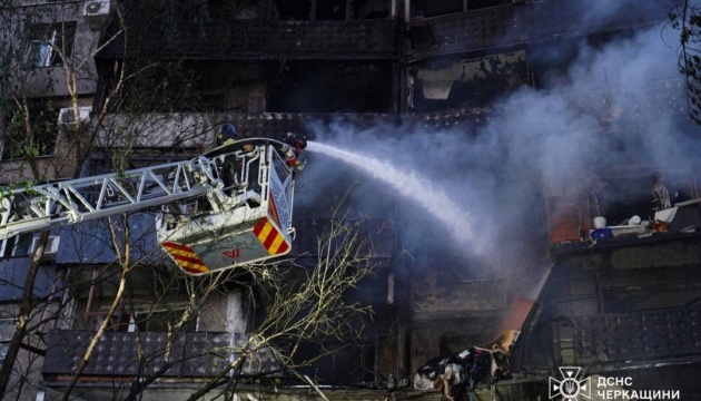 У Черкасах російський дрон влучив у багатоповерхівку, 11 травмованих