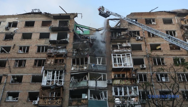 Наслідки нічого обстрілу у Шевченківському районі Києва / Фото: Олександр Клименко, Укрінформ