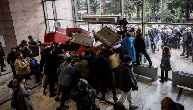 В Анкарі сталися сутички між прихильниками двох лідерів опозиційної партії