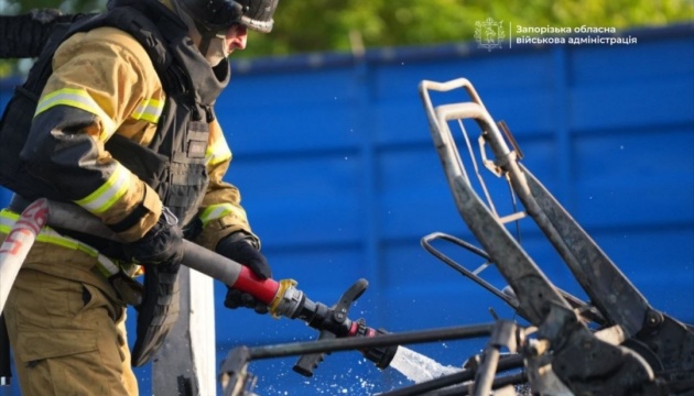 Росіяни продовжують атаки на Запоріжжя, у місті горить автівка