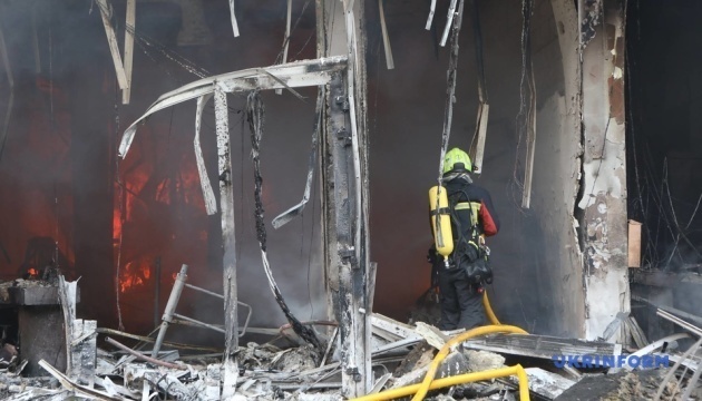 Zmasowany atak Rosji: dwie osoby zginęły w Kijowie, liczba rannych wzrosła do 87