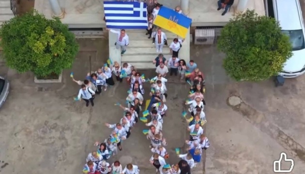 «Вишита стрічка пам’яті» та флешмоб: Українська громада в Афінах відзначила День вишиванки
