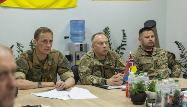 Syrsky y su homólogo noruego visitan las unidades de combate en el sur de Ucrania