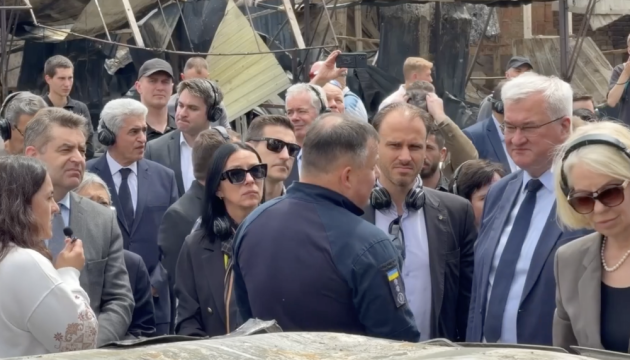 Diplomáticos extranjeros visitan los lugares alcanzados por los ataques rusos a Kyiv