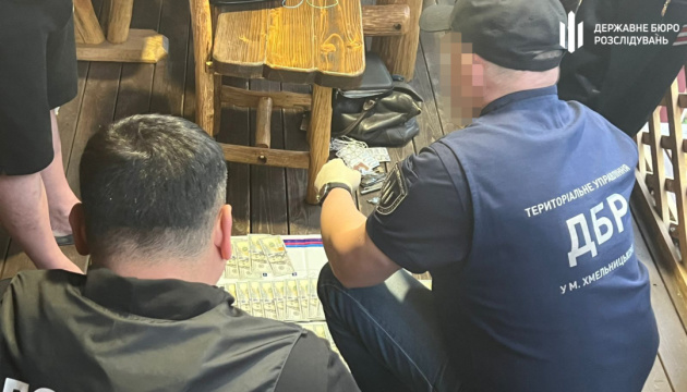 У Хмельницькому затримали підприємця, який пропонував військовим за гроші переведення в тил