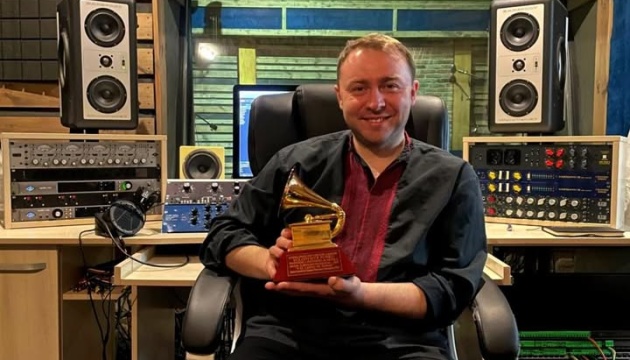 Llevan a Lviv la estatuilla del Grammy ganada por un ingeniero de sonido ucraniano 