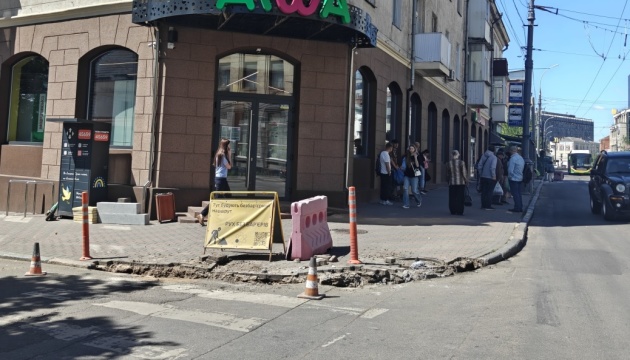 На центральній вулиці Вінниці розпочали облаштування безбар'єрних пішохідних переходів